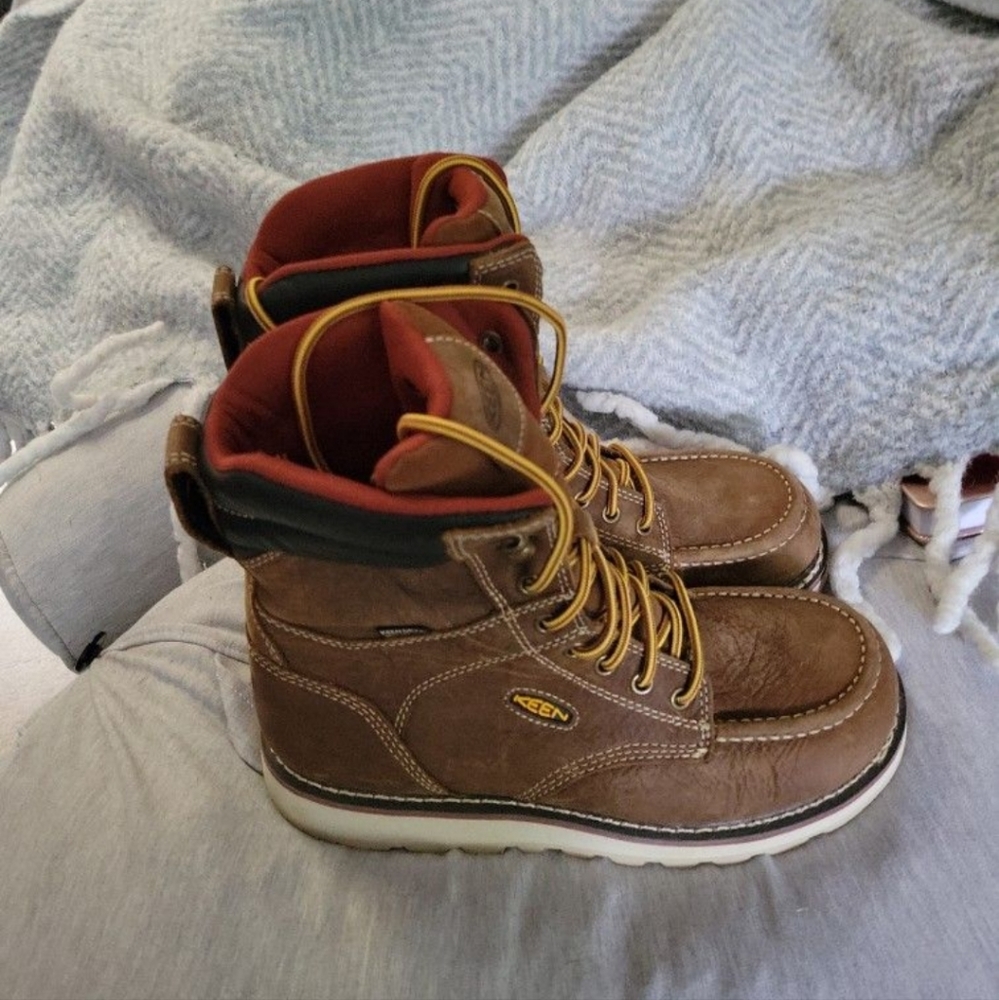 Brand new / never been womens soft toe Keen boots Cincinnati boots